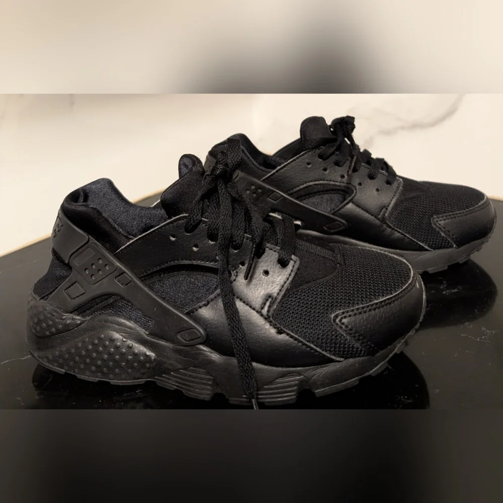 Nike Big Kids' Huarache Run Triple Black Sneakers Size 7Y MSRP $110